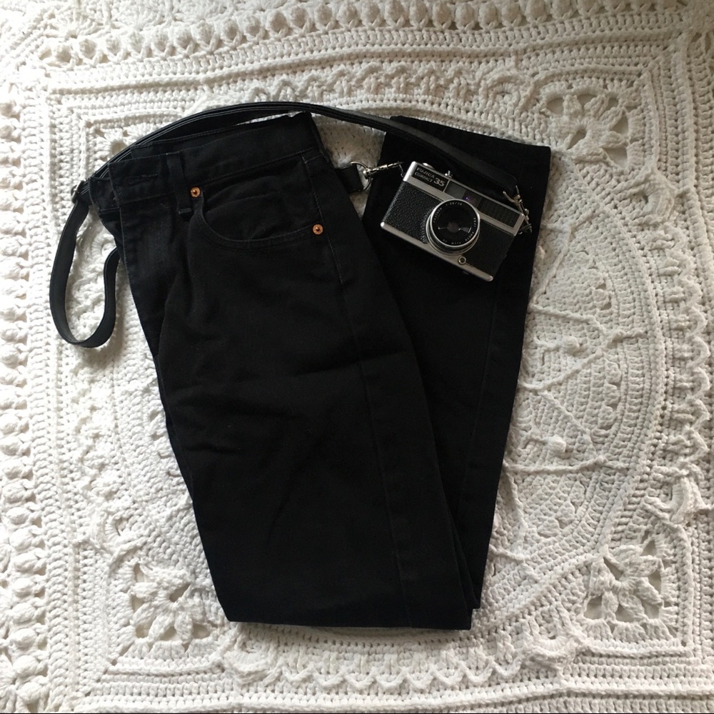 Black Levi’s 534 Straight-Legged Jeans
